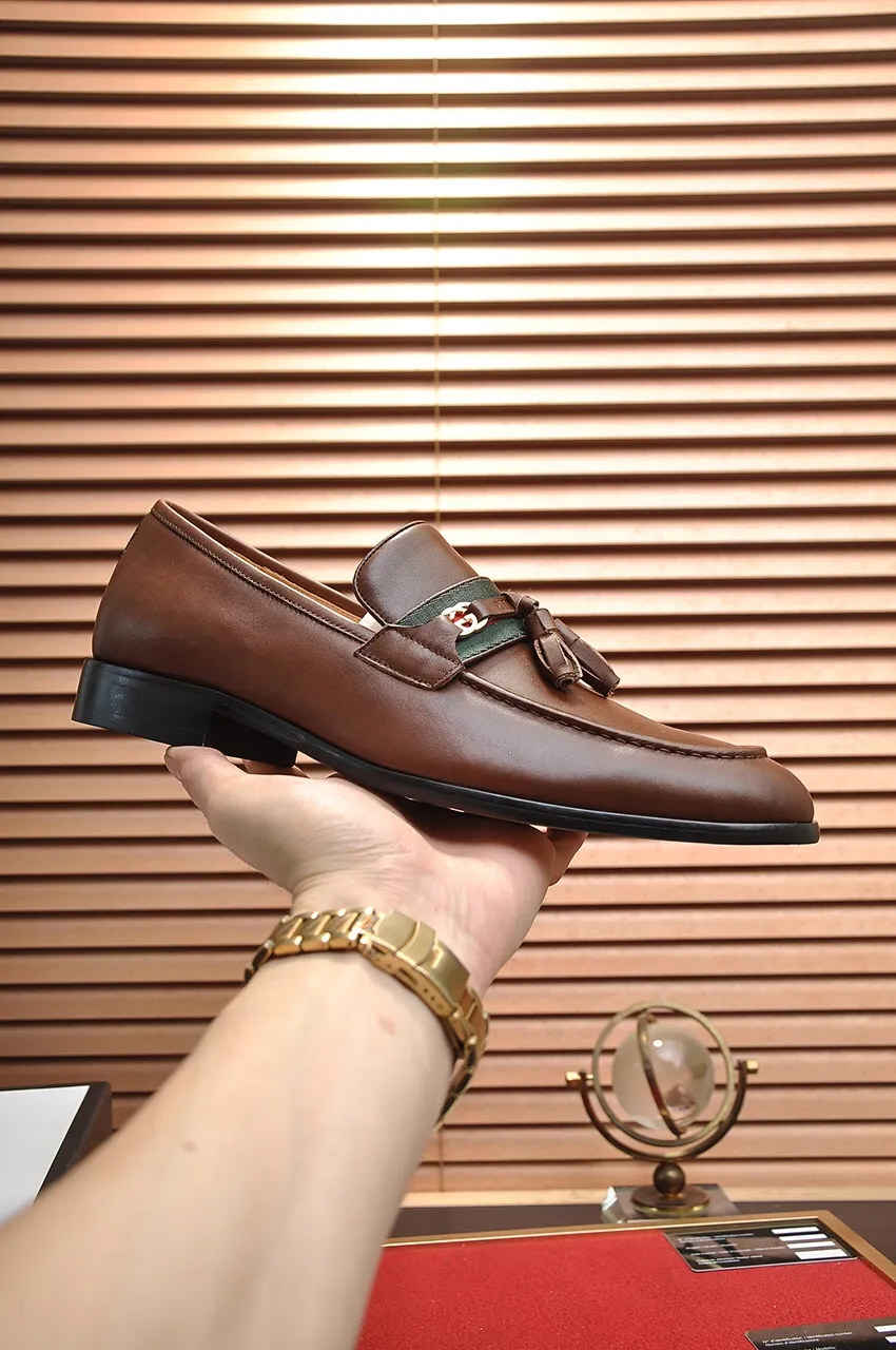 Men's shoes💰500💶Italy's top luxury men's shoe giant (GUCCI) (Gucci) (full cowhide lining) new arrival🍃Original European style🔰 Pleasant to the eye😍In order to make the shoes more durable and non-deformable🌀The production continues to follow traditional methods but there is still no lack of innovation💪Choose original sheepskin for the leather♻️ Smooth and natural And extra bright ⭐Made of imported cowhide, the first choice of rich people 38-45 (45 customized)